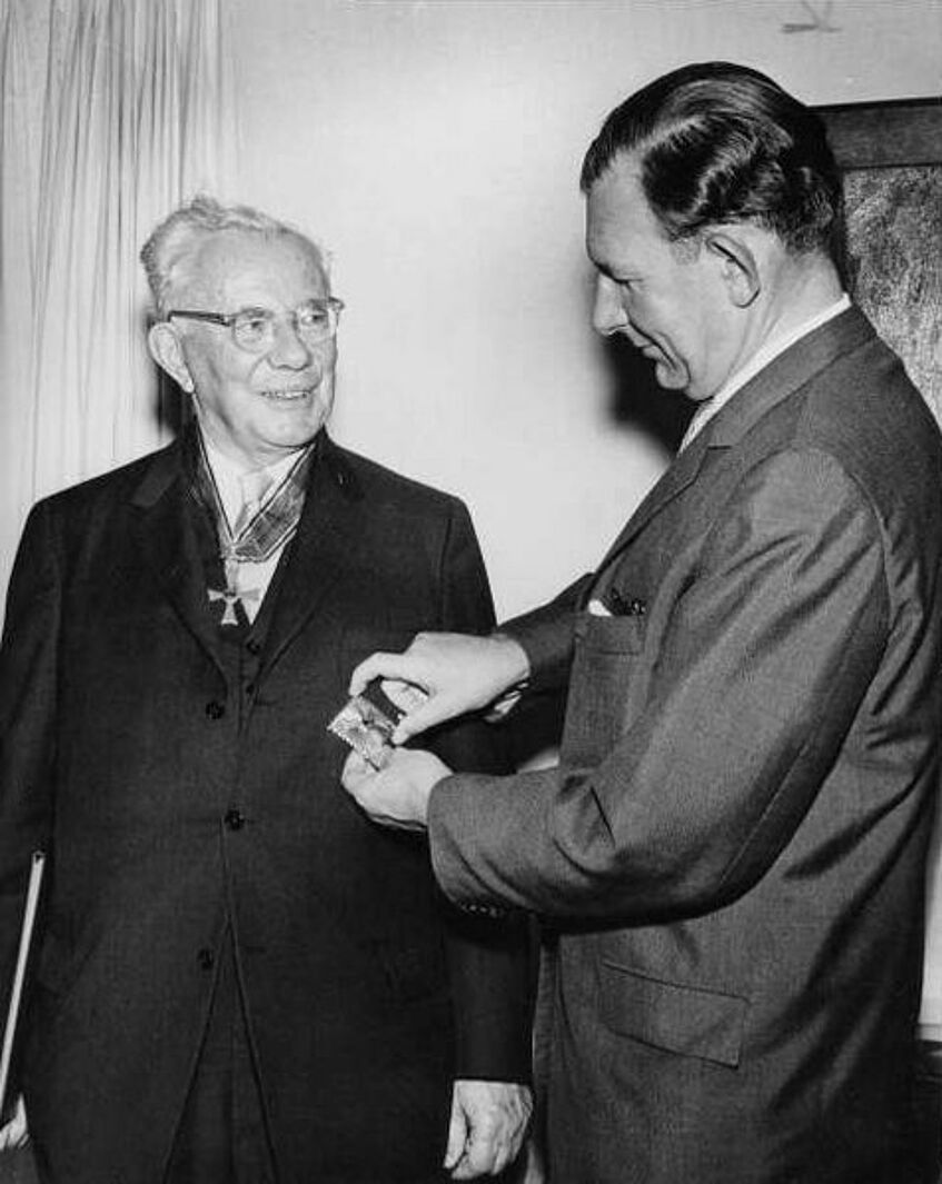 Der deutsche Botschafter in den USA, Greve, heftet Tillich den Stern zum Bundesverdienstkreuz an. (1961) 