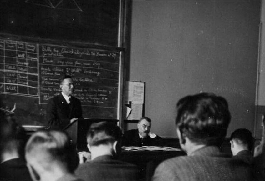 Tillich während einer Vorlesung in Frankfurt 